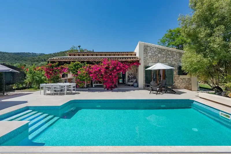 Located in the exclusive urbanization Crestatx, near Pollensa, this beautiful renovated villa combines contemporary design, energy efficiency — photo 1