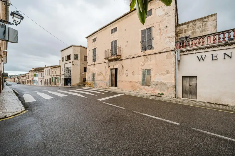 This house for renovation is located in Sant Llorenç, in an area with year-round activity in Mallorca. From gestpropiedad, real estate — photo 4
