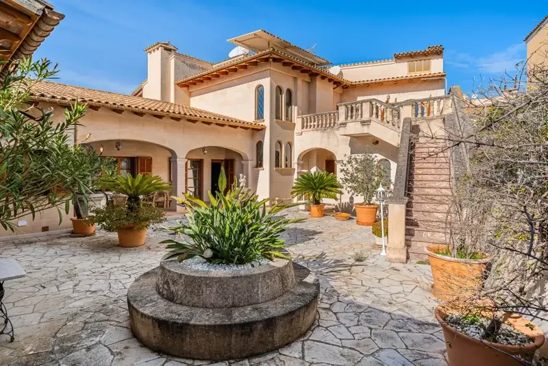 For sale in the heart of the village of Muro, this spacious property of 668 m² on a plot of 456 m² offers a combination of classic design — photo 1
