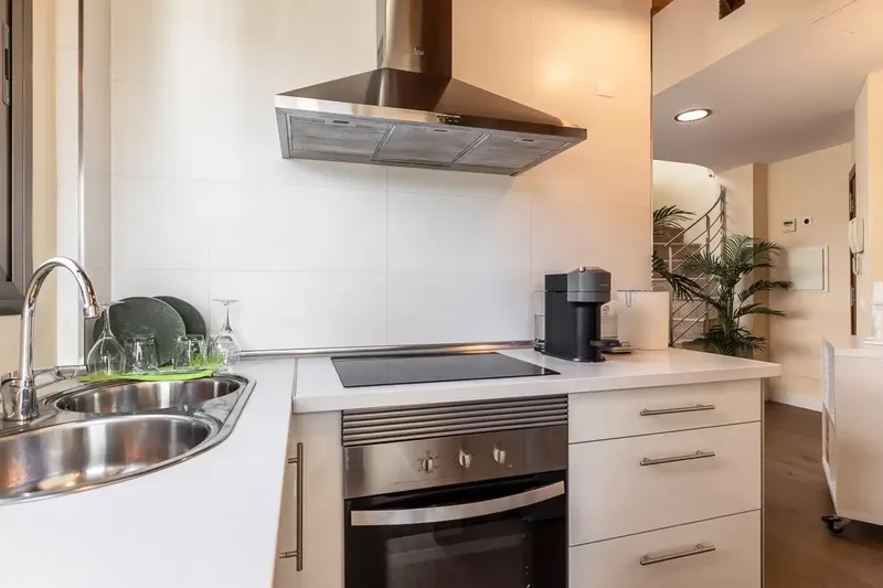 Discover luxury and tranquility in this beautiful penthouse located in the sought-after area of Establiments. The property is sold fully — photo 4