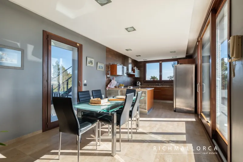 Modern villa with sea views in sought-after area — photo 10