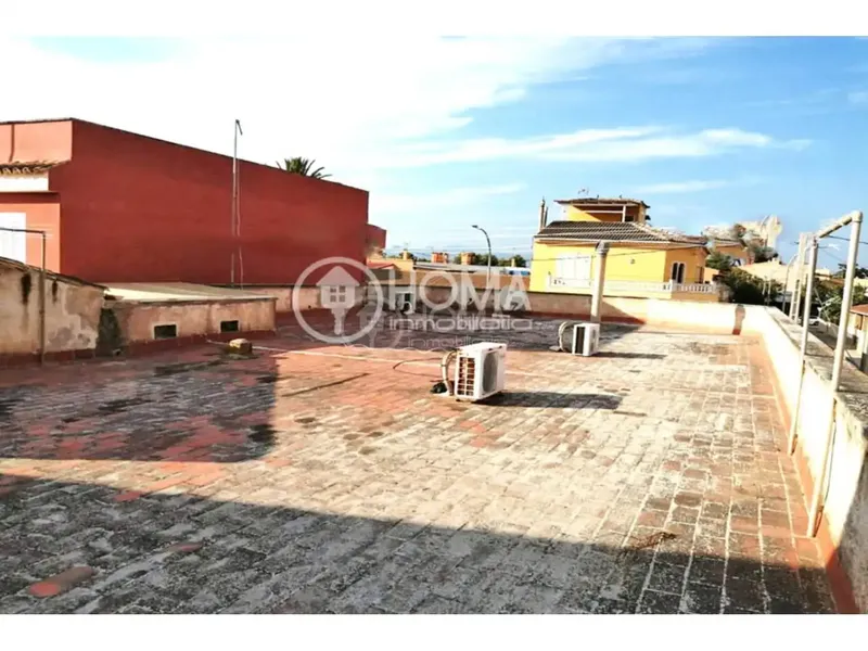 Discover this wonderful 418 m² townhouse in the quiet area of Ses Cadenes. It is distributed over three floors, ideal for a large family or investors seeking immediate profitability and expansion potential. — photo 2