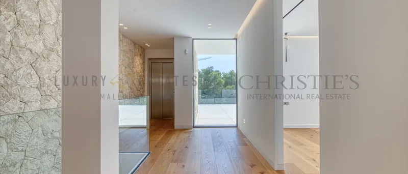 Modern newly built luxury villa in Son Vida with Balinese design — photo 11