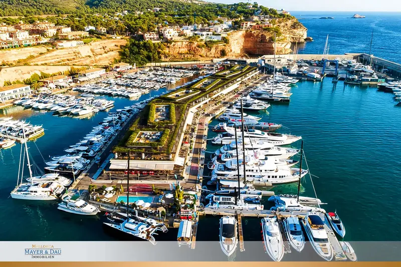 A unique opportunity awaits you: in the best location in Port Adriano, directly on the promenade with dream sea views — photo 1