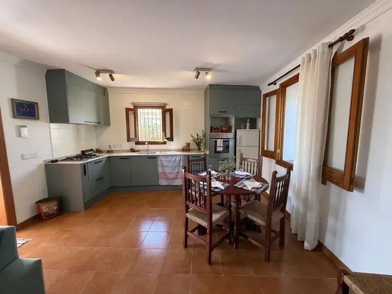 Encantadora finca rústica con casa de 2 plantas y parcela totalmente vallada. En la planta baja: acogedor comedor-salón con chimenea y cocin — photo 3