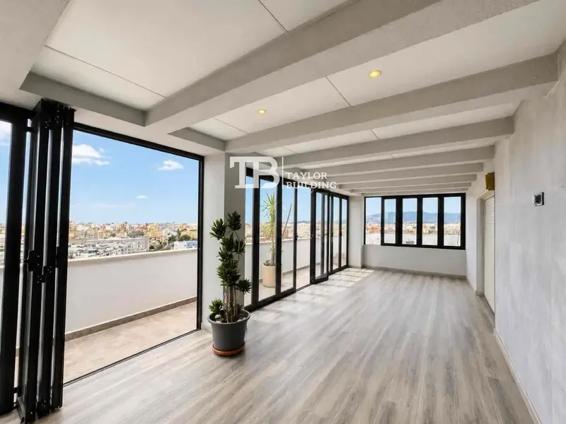 Taylor Building Real Estate offers this spacious 170 m² penthouse, located on the tenth floor, in the S'Olivera area, one of the most — photo 1