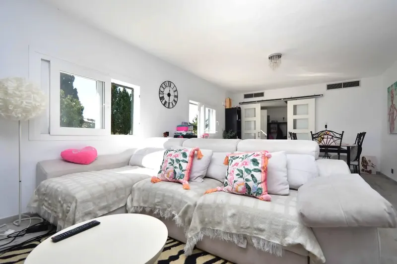 Discover your new home in the idyllic neighborhood of Es Pil·larí! This charming detached villa awaits you minutes from the beach — photo 2