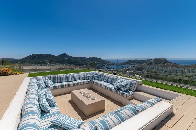 Welcome to an Unmatched Property: A Luxurious Villa That Will Take Your Breath Away. Nestled in an Exclusive Area, This Hideaway of 3,899 — photo 3