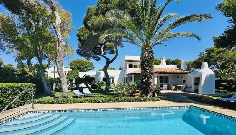 Authentic Ibizan-style villa, renovated in 2023 with electricity, plumbing, kitchen, bathrooms, impeccable floors and partially double-glazed windows — photo 1