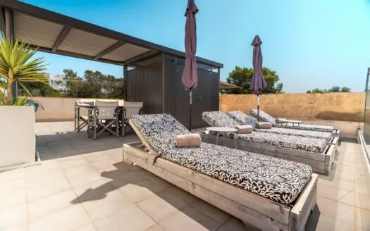 Sunny home with rooftop terrace, sea views and rental license in Cala Llombards — photo 6