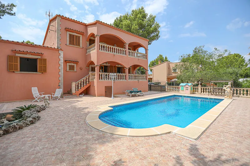 Lovely villa with garden and pool in a prestigious location in Santa Ponsa — photo 1