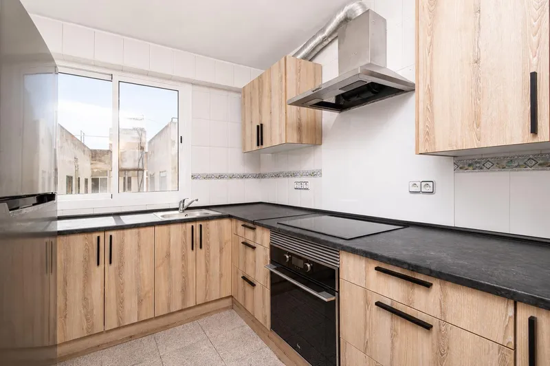 Bright 3-bedroom apartment in good condition with balcony — photo 8