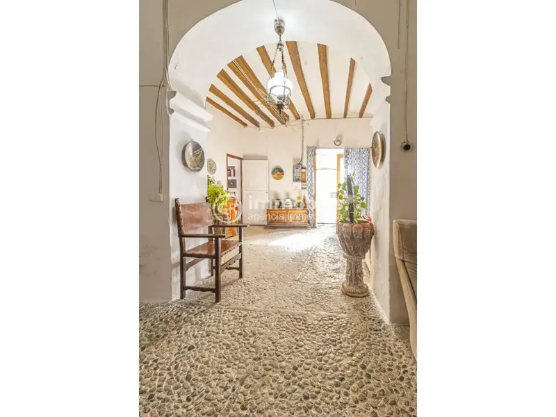 We present this spacious single-family property located in a privileged location in the urban center. — photo 12