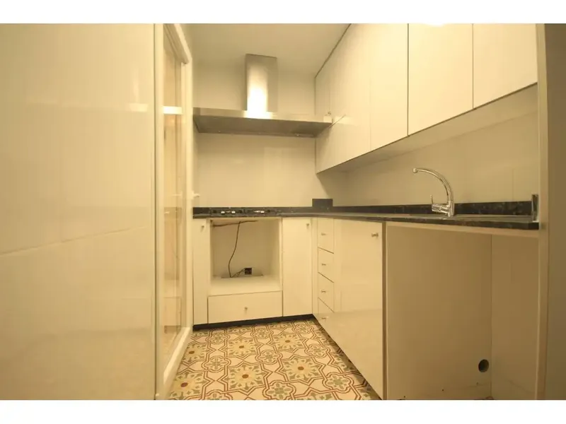 Total area 240 m², usable area 240 m², double bedrooms: 4, 3 bathrooms, condition: renovated — photo 5