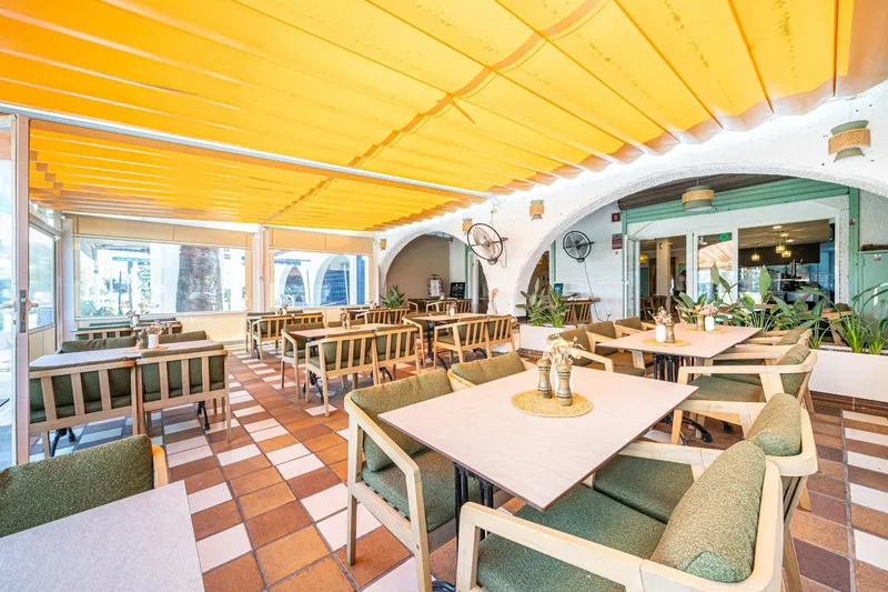 Transfer of renovated restaurant with license, extractor hood and terrace in Magaluf, Calvià — photo 1