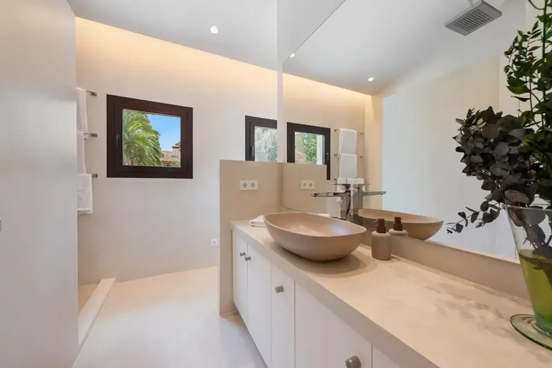 Esta exclusiva villa con espectaculares vistas al mar desde todas las habitaciones se encuentra en una ubicación privilegiada en Alcúdia Bon — photo 8