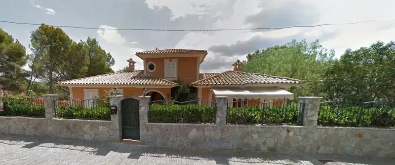 Marvelous detached house in Santa Ponsa, has 1050 m2 of plot, 300 m2 of living space, 100 m2 of terrace, 6 bedrooms, 4 bathrooms (1 — photo 1