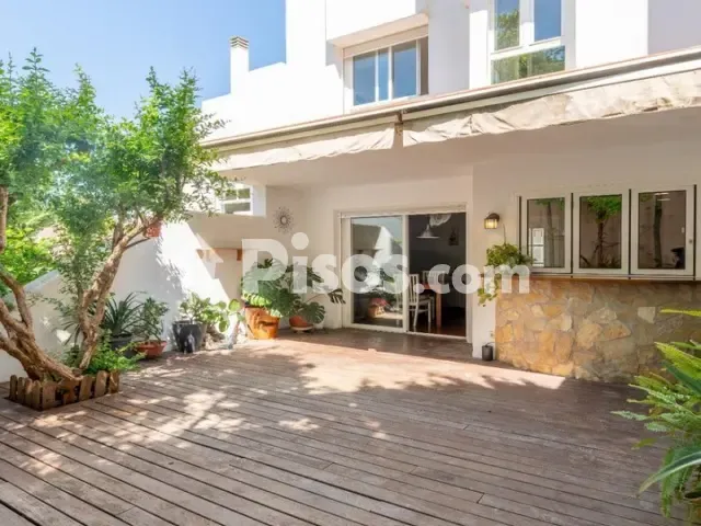 Townhouse on Carrer de Guatemala — photo 1