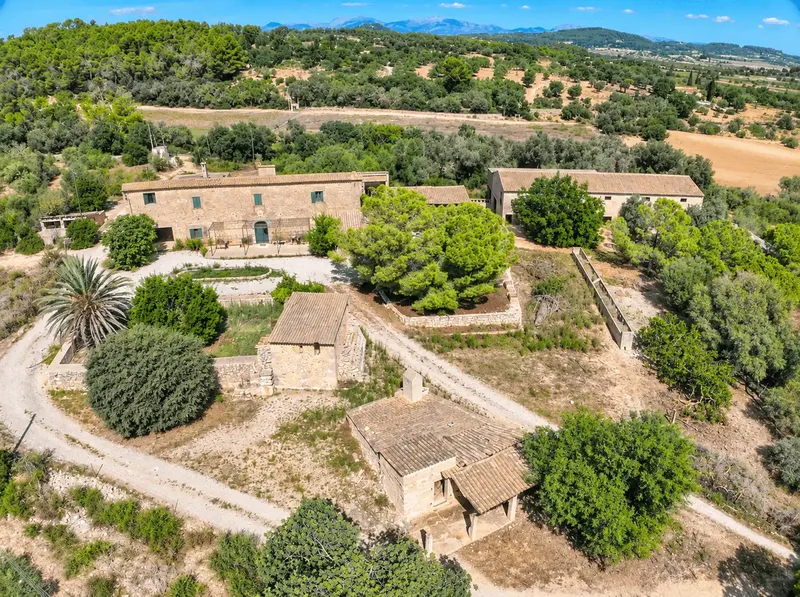 This exceptional historic estate (alquería) near Porreres offers, on a plot of approximately 68,920 m², a rare combination — photo 2
