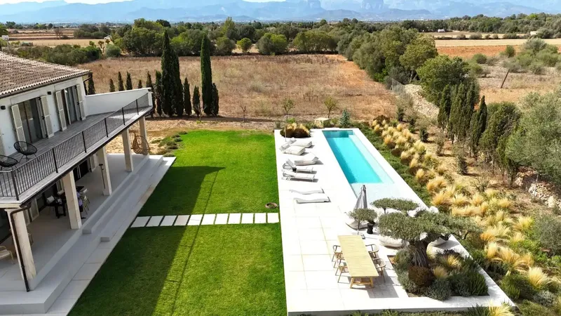 Welcome to your new dream villa! This luxurious detached residence impresses with its bright rooms and a spacious — photo 7