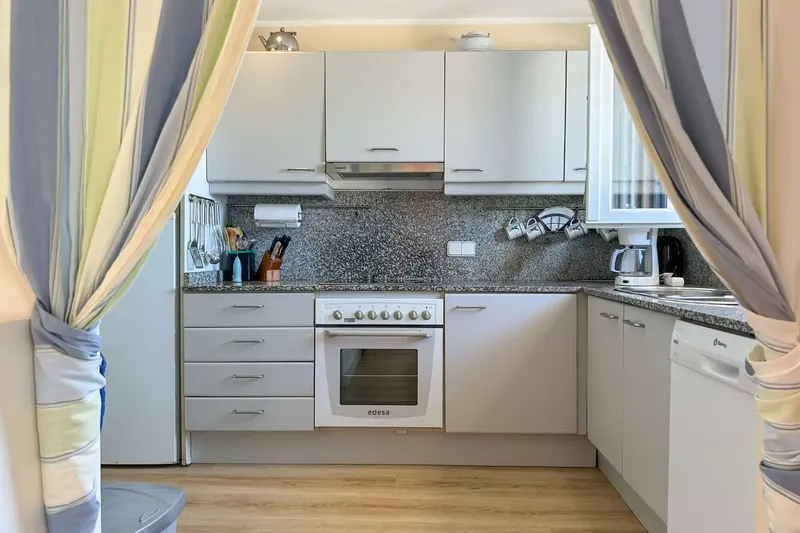 In a highly sought-after location with impressive sea views, we present this cosy townhouse which, with its spacious terrace, offe — photo 8