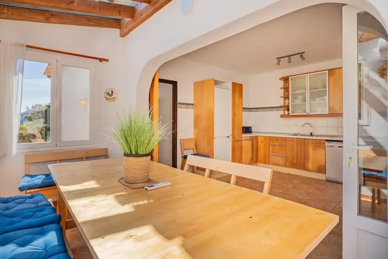This villa with fantastic sea views in a privileged location in Cala Mesquida combines Mediterranean charm, spacious living and — photo 6