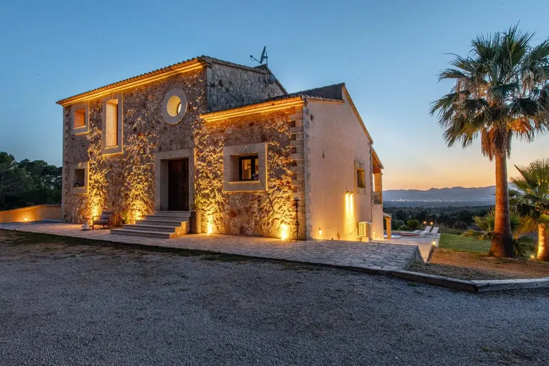 Exceptional rustic estate of 185,000 m2 in Llubí with two chalets, 4 homes, 2 warehouses, tourist license and great development potential — photo 10