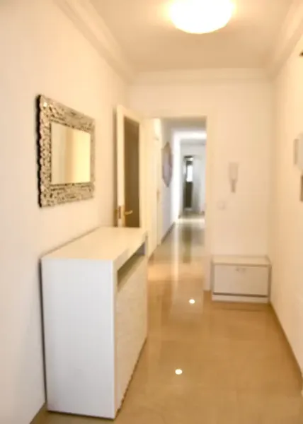 Se ofrece espectacular piso completamente exterior y muy luminoso. Consta de 3 habitaciones amplias y 2 baños completos. Dispone de un gran  — photo 10