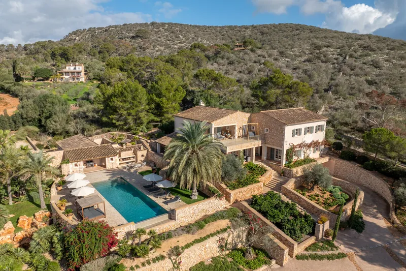 Idyllic country house property with sea views in Santanyi — photo 1