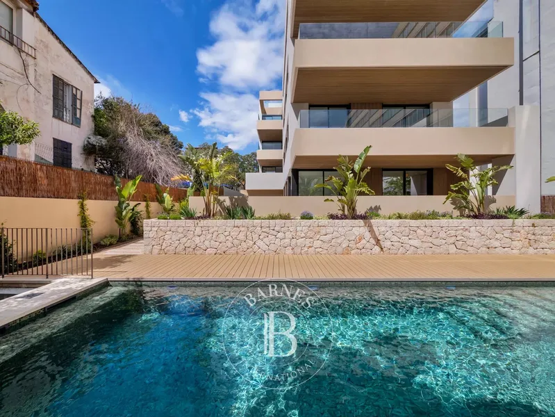 Elegant ground floor apartment with private garden and direct pool access — photo 1