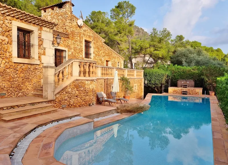 Costa de los Pinos: Representative natural stone villa with exclusive features in a quiet, near-the-sea location — photo 1