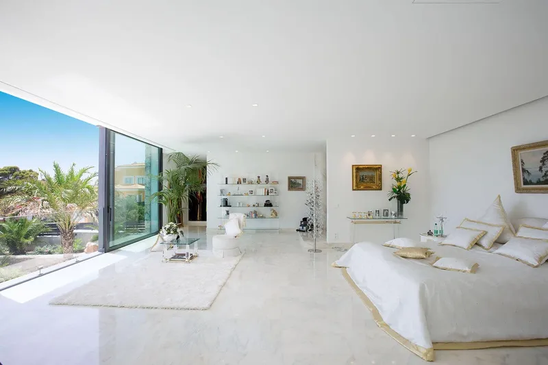 Impressive luxury villa near the harbor and golf course — photo 10