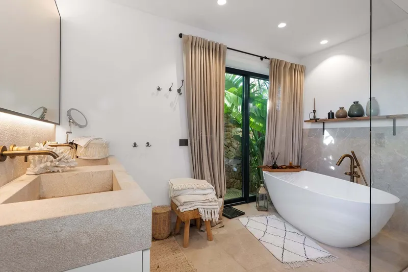 Property in Llucmajor with guest house — photo 9