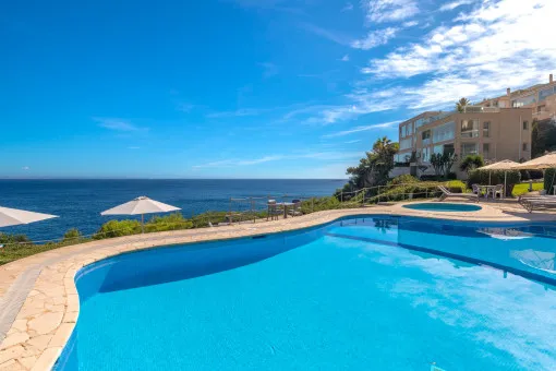Cala Vinyas, renovated apartment for long-term rental on the seafront in Cala Vinyas, with sunny terrace, pool and direct access to the sea — photo 1