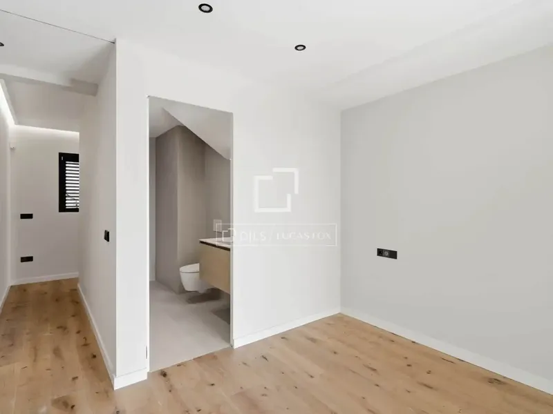 Located in the popular and charming village of Genova, this magnificent newly built villa impresses with its contemporary architecture — photo 12