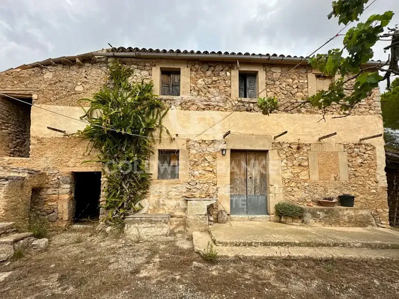 Immerse yourself in the essence of the most authentic Mallorca with this extraordinary estate, a treasure of history and Mallorcan rural charm. — photo 1