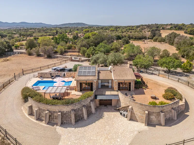 DETACHED RUSTIC COUNTRY HOUSE WITH SWIMMING POOL, SPACIOUS INTERIORS AND COUNTRYSIDE VIEWS — photo 1