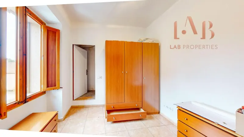 We present this interesting property consisting of two completely independent homes, each with its own access, making it — photo 7