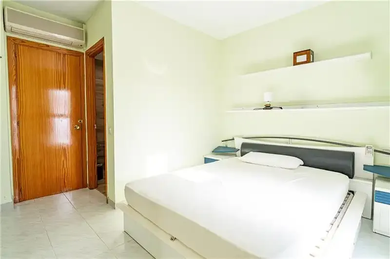 Adosado con jardín y terraza en zona residencial, 162m2 aprox., salón comedor, cocina amueblada y equipada con office, coladuria, 4 dormitor — photo 11