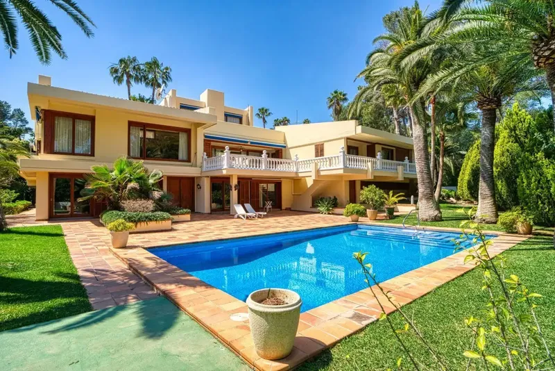 This exclusive villa is located directly on the Son Vida golf course, surrounded by a beautiful garden that guarantees privacy. — photo 9
