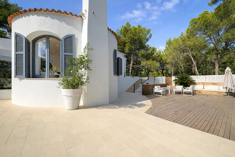 Charming Villa with Pool and Garden in a Prestigious Location in Santa Ponsa — photo 2