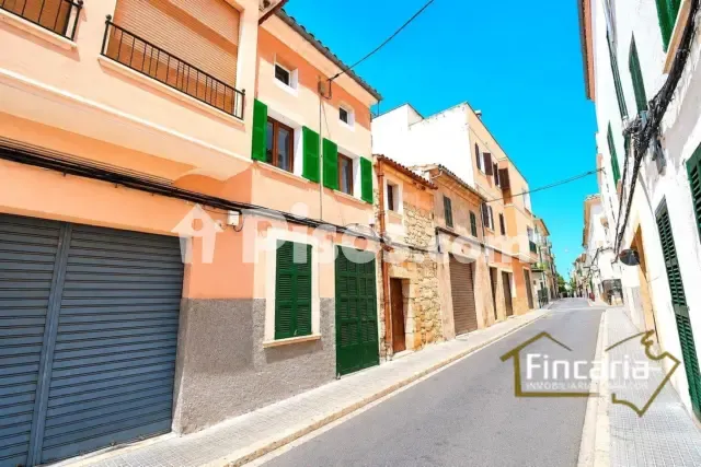 Townhouse on Carrer de la Pau — photo 1