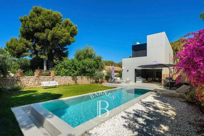 Designer Home in Old Bendinat with Rooftop Solarium and Sea Views — photo 2
