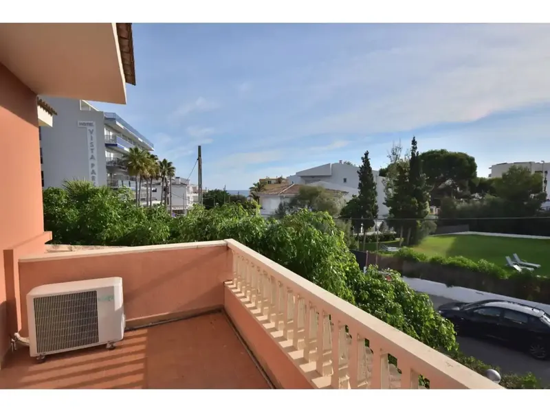 In Son Baulo, very close to the beach, on a plot of about 990 m2 we have a main house of about 250 m2 on two floors offering 3 bedrooms — photo 5