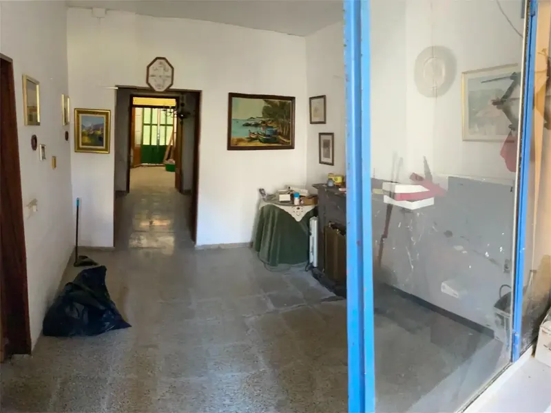 House to renovate consisting of three floors, ground floor with large patio-garden, 2 bedrooms, entrance hall, kitchen, bathroom, laundry room and — photo 2
