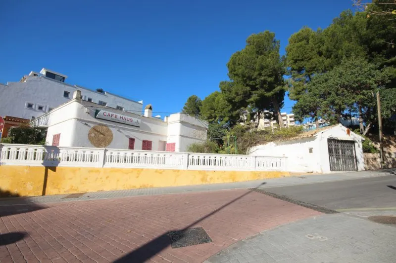 22002V – Pintoresca Casa Veraniega Antigua Mallorquina con Jardín y Posibilidad de Piscina en Pleno Centro de Peguera — photo 1