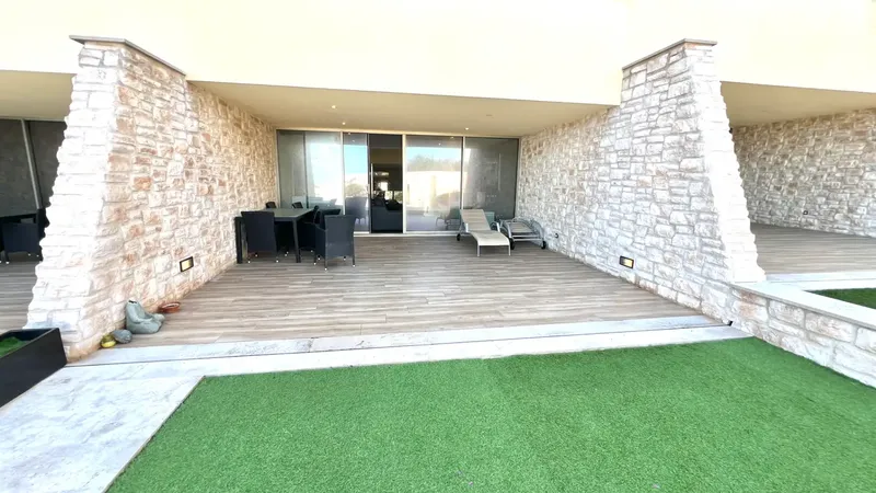 Welcome to your new home! This impressive luxury townhouse, located on a cliff on the first line of the sea, offers stunning views — photo 11