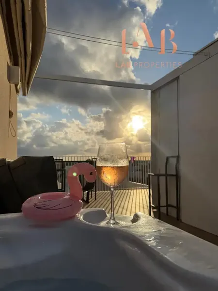 Te presentamos esta atractiva vivienda situada en Cala d’Or, una propiedad que destaca especialmente por sus amplios espacios exteriores y p — photo 1