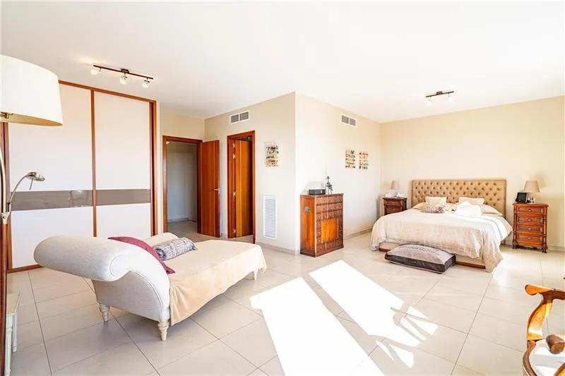 Semi-detached house in Genova with pool and distant sea views — photo 12