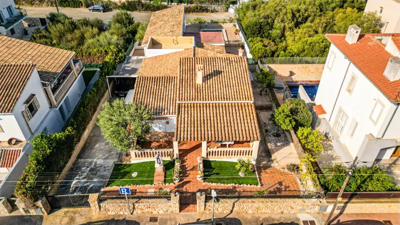 Descubre esta acogedora vivienda unifamiliar orientada al sur, situada en el popular pueblo pesquero de Porto Colom, en la costa sureste de  — photo 1